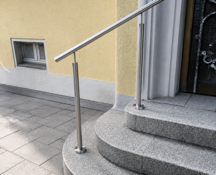 Maßgefertigter Edelstahl-Handlauf in Remscheid: Wir übernahmen auch die Abstimmung mit dem Vermieter und sorgten für mehr Sicherheit am Hauseingang.