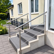 Gelaneder_rezept_streben Sicherer Treppenaufgang für ein Kind – eine Lösung, die mitwächst Bei diesem Projekt stand ein ganz besonderer Kunde im Mittelpunkt: ein Kind, dem es schwerfiel, die Treppen am Hauseingang selbstständig hinaufzugehen. Die vorhandene Treppe bot dafür zu wenig Unterstützung. Deshalb sollte eine Lösung entstehen, die dem Kind mehr Halt gibt – und gleichzeitig auch für die Eltern für mehr Sicherheit sorgt. Ein Handlauf auf der richtigen Höhe Neben dem normalen Handlauf haben wir die Füllstäbe des Geländers bewusst in die Planung einbezogen. Sie erfüllen nicht nur die Funktion einer Geländerfüllung: Einer der Stäbe kann vom Kind während der Wachstumsphase wie ein kleiner, tiefer liegender Handlauf genutzt werden. So hat das Kind bereits jetzt eine gut erreichbare Möglichkeit, sich beim Treppensteigen festzuhalten. Mit zunehmender Körpergröße kann später der eigentliche Handlauf genutzt werden. Das Ergebnis ist damit keine Lösung nur für den heutigen Tag, sondern eine Konstruktion, die das Kind über mehrere Entwicklungsphasen begleiten kann. Mehr Selbstständigkeit – und ein besseres Gefühl für die Eltern Gerade bei Kindern bedeutet Sicherheit nicht zwangsläufig, ihnen jeden Schritt abzunehmen. Eine passende Unterstützung kann dabei helfen, alltägliche Wege möglichst selbstständig zu bewältigen. Und auch für die Eltern hat sich etwas verändert: Der Treppenbereich ist nun deutlich besser abgesichert und bietet verschiedene Möglichkeiten zum Festhalten. Ein schönes Beispiel dafür, dass ein individuell geplanter Handlauf weit mehr sein kann als nur ein Stück Edelstahl.