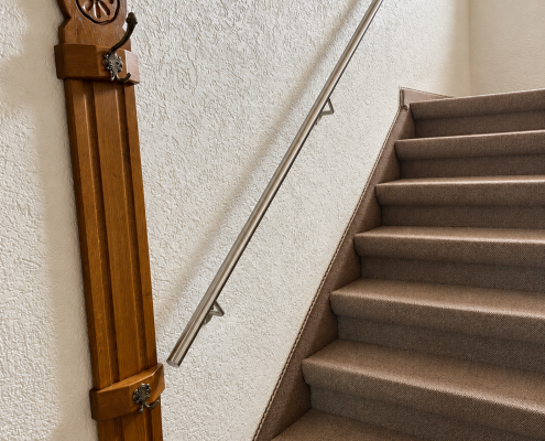 Präzise Edelstahlhandlauf-Installation im Treppenhaus
